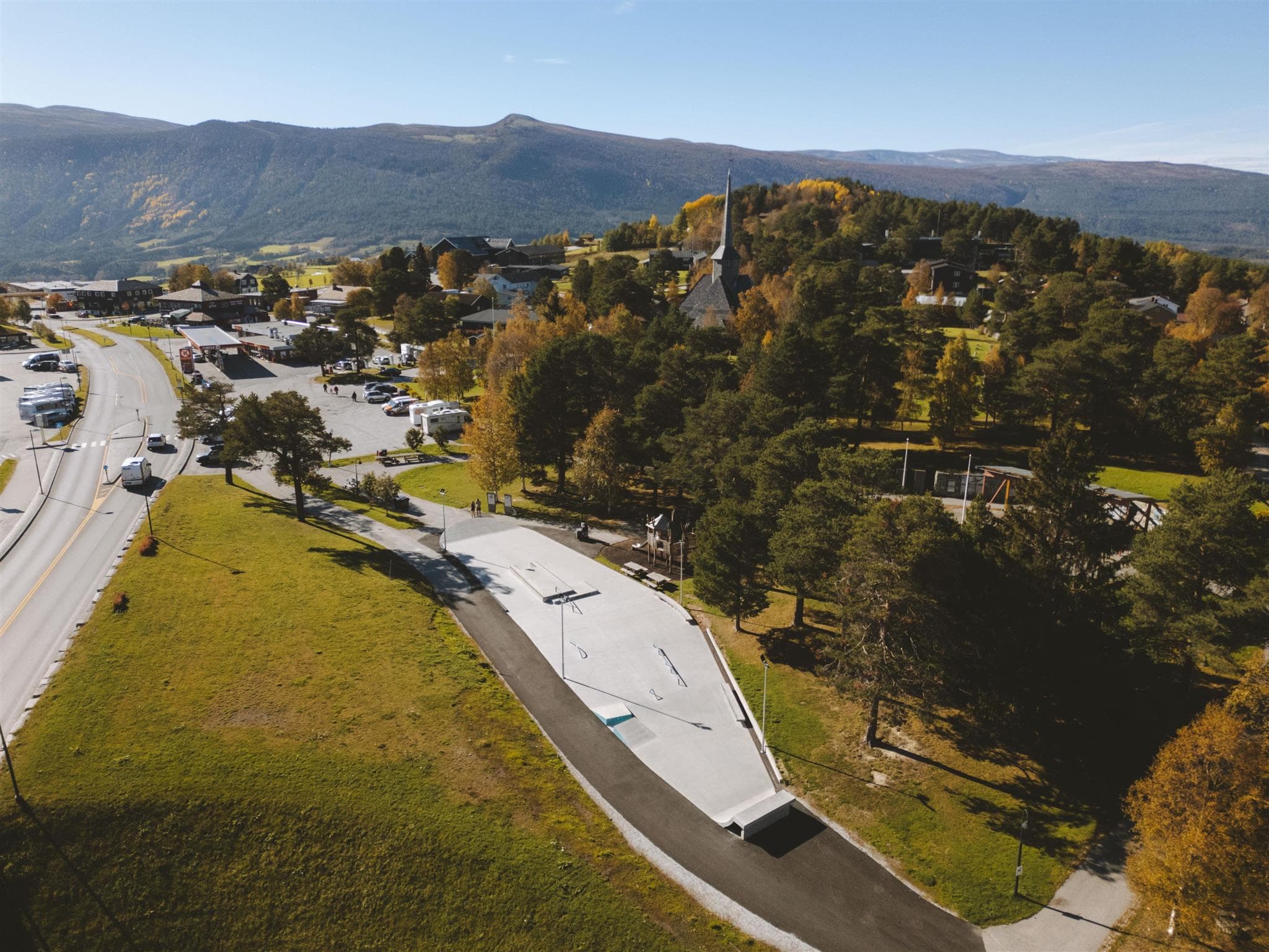Skateparken på Dombås sett fra lufta, med kirken, sentrum og fjellene bak